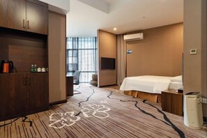 A hotel room with a bed, a TV, a minibar, and a large window. - Manfu Hotel (Beibei Southwest University Zhuangyuanbei Subway Station Branch) (Chongqing)