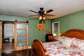 5 Schlafzimmer, Schreibtisch, Bügeleisen/Bügelbrett, Reisekinderbett