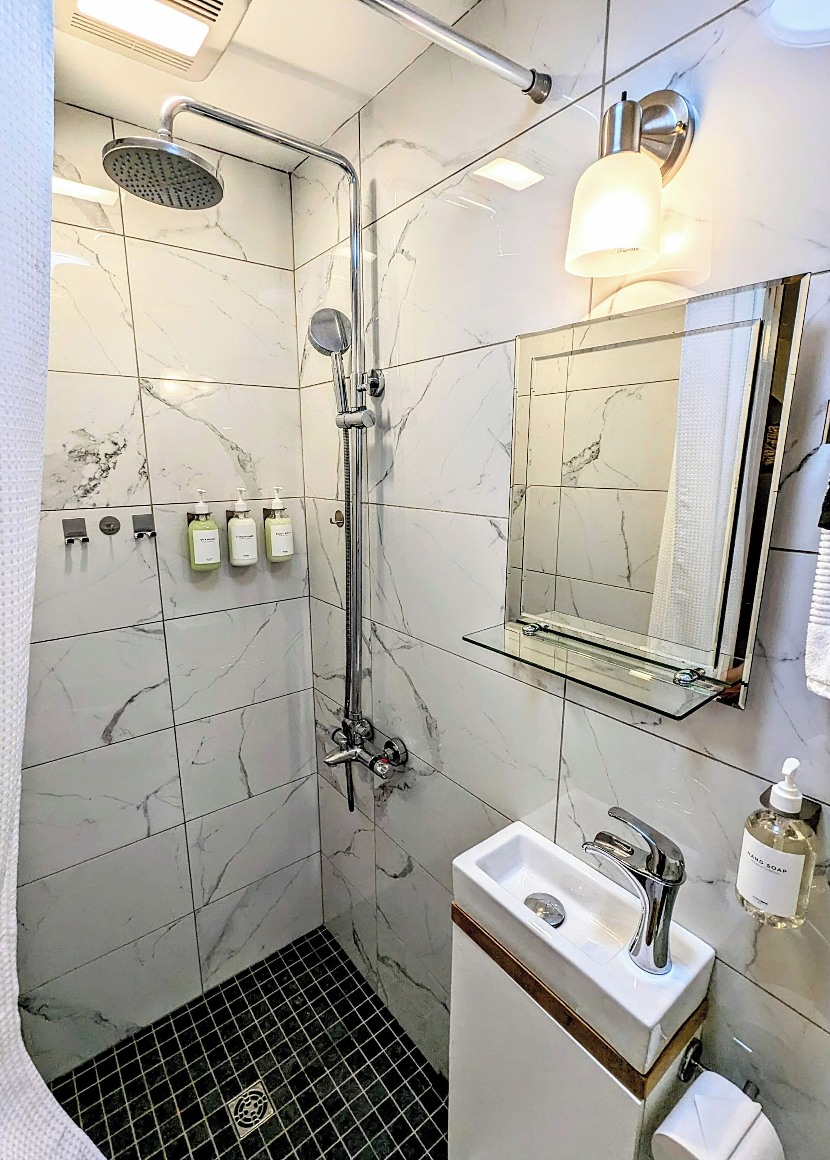 Een douche, een haardroger, handdoeken, zeep