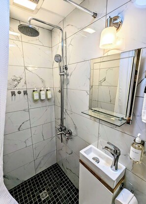 Shower, hair dryer, towels, soap - Cozy Cully Suite with Private Patio + Near PDX (Portland)