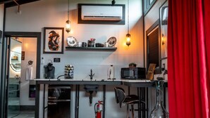Una cocina moderna con una isla central, microondas y extintor.