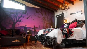Un dormitorio con cama, mesita de noche, cómoda y ventana.