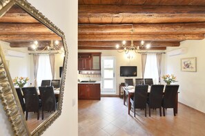 Dining - A beautiful rustic house in the center of town, just 30 meters from the beach  (Omiš)