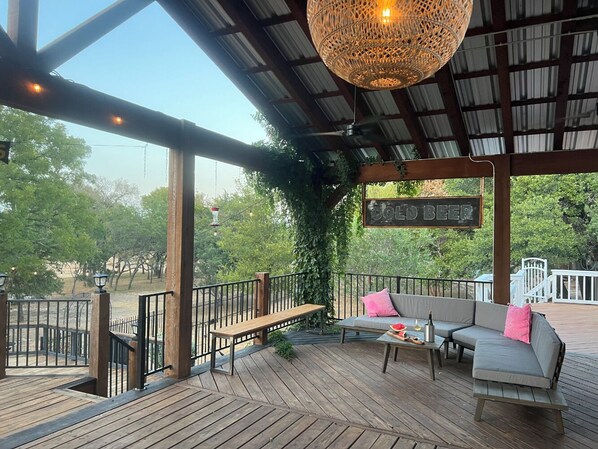 Terrace/patio - Serene 11-acre retreat in Driftwood, Texas at the threshold of the Hill Country. (Driftwood)
