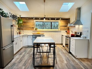 Microwave, oven, stovetop, dishwasher - Serene 11-acre retreat in Driftwood, Texas at the threshold of the Hill Country. (Driftwood)