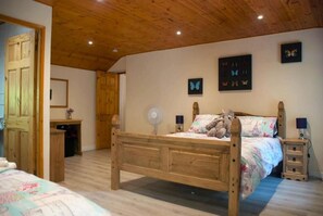 3 slaapkamers, een strijkplank/strijkijzer, reisbedje, gratis wifi