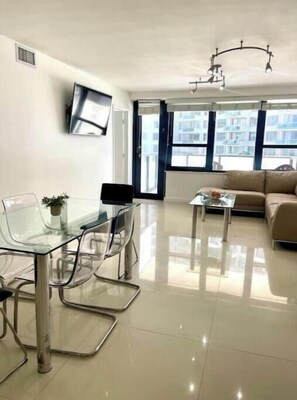 Living area - Pretty Oceanfront Condo 2 BR w/direct access Beach (Miami)