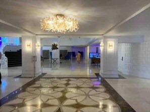 Lobby - Pretty Oceanfront Condo 2 BR w/direct access Beach (Miami)