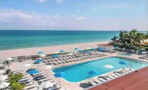 Pool - Cool Studio City View (Sunny Isles Beach)