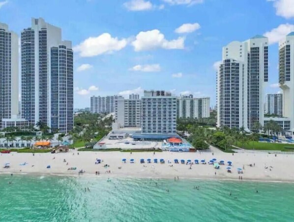 On the beach - Cool Studio City View (Sunny Isles Beach)