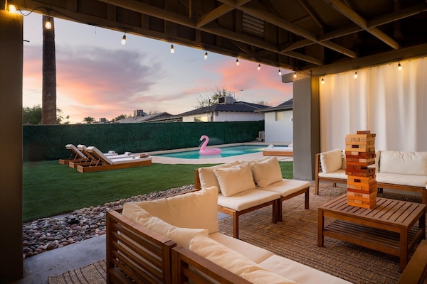Una piscina al aire libre, una piscina climatizada
