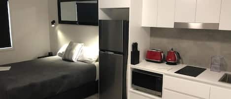 1 habitación, tabla de planchar con plancha, wifi gratis y ropa de cama