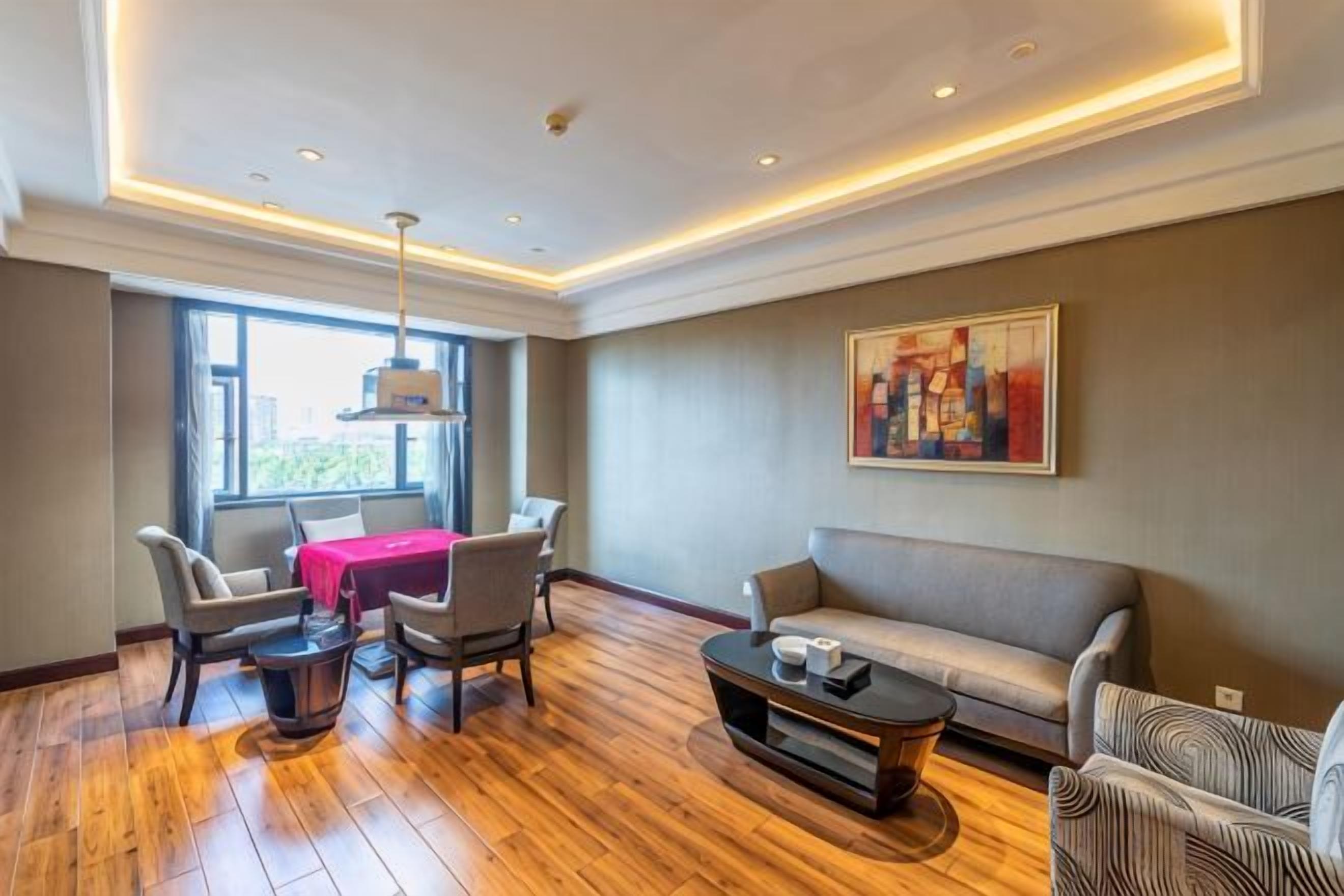 Un salon moderne comprenant un canapé, une table basse et une table à manger avec des chaises.
