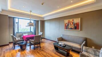 Un salon moderne comprenant un canapé, une table basse et une table à manger avec des chaises.