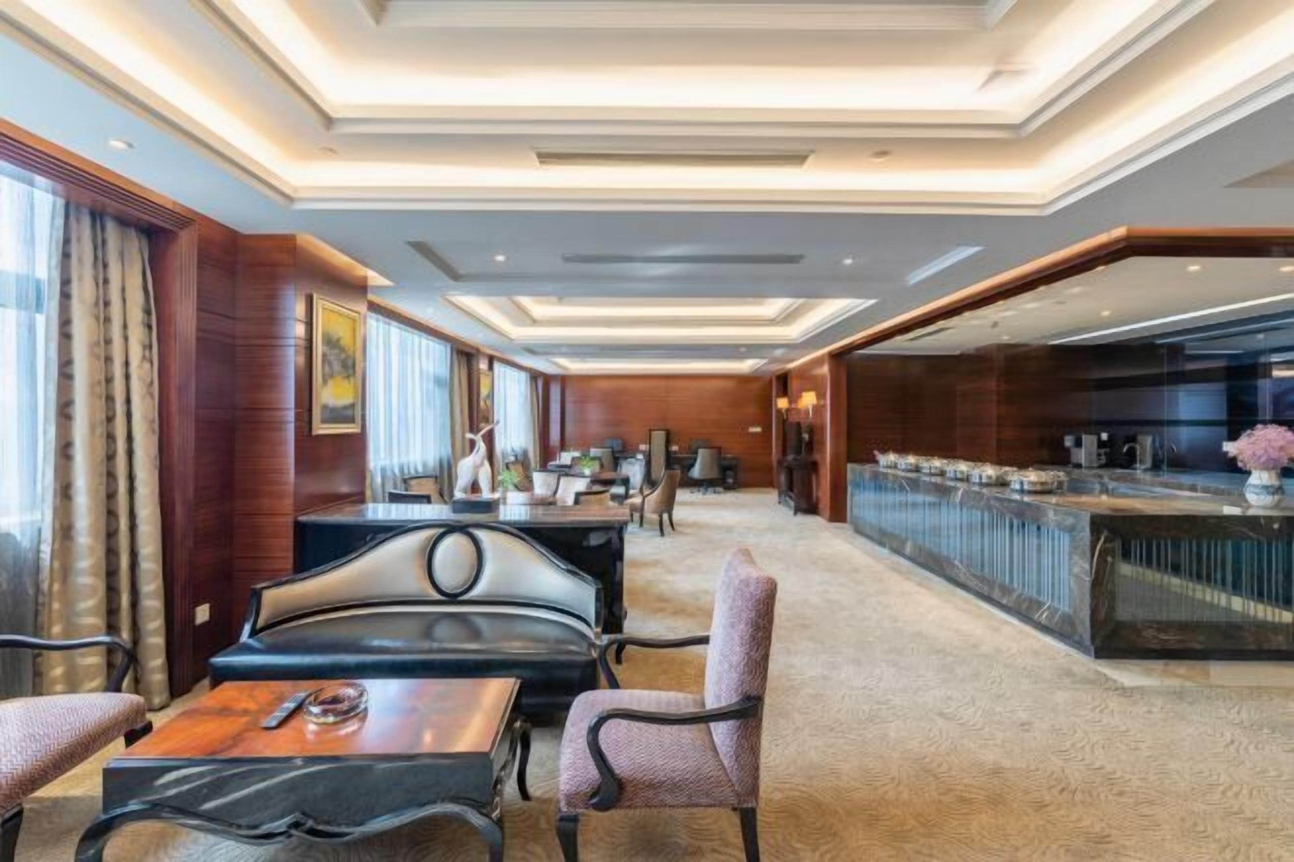 حمام سباحة داخلي