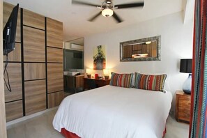 1 soverom, safe på rommet, skrivebord og strykejern/-brett