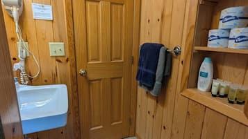 SĂšche-cheveux, serviettes fournies