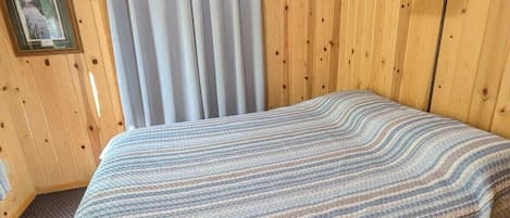 2 bedrooms, iron/ironing board, travel cot, free WiFi