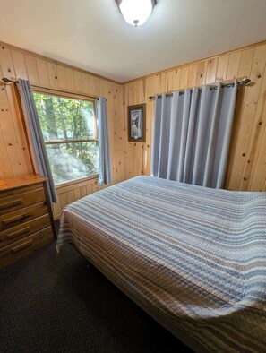2 bedrooms, iron/ironing board, travel cot, free WiFi