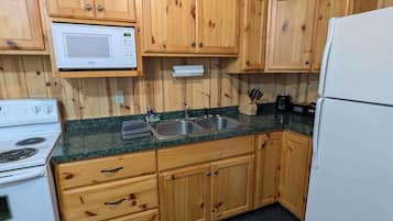 Réfrigérateur, micro-ondes, four, cafetiÚre/bouilloire