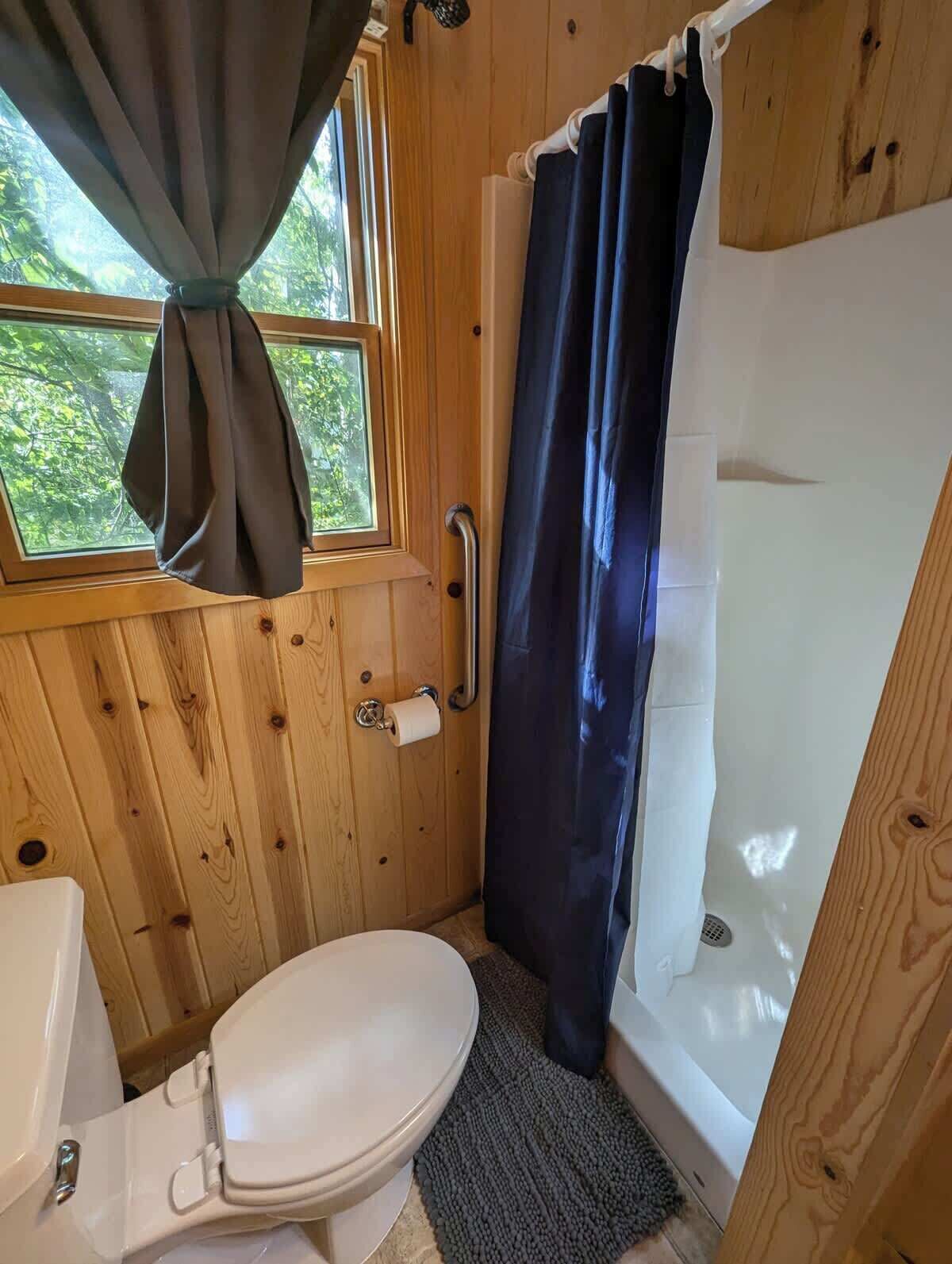 Douche, sèche-cheveux, serviettes fournies, shampoing