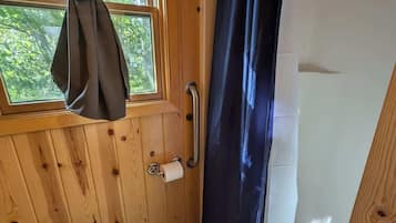 Een douche, een haardroger, handdoeken, shampoo