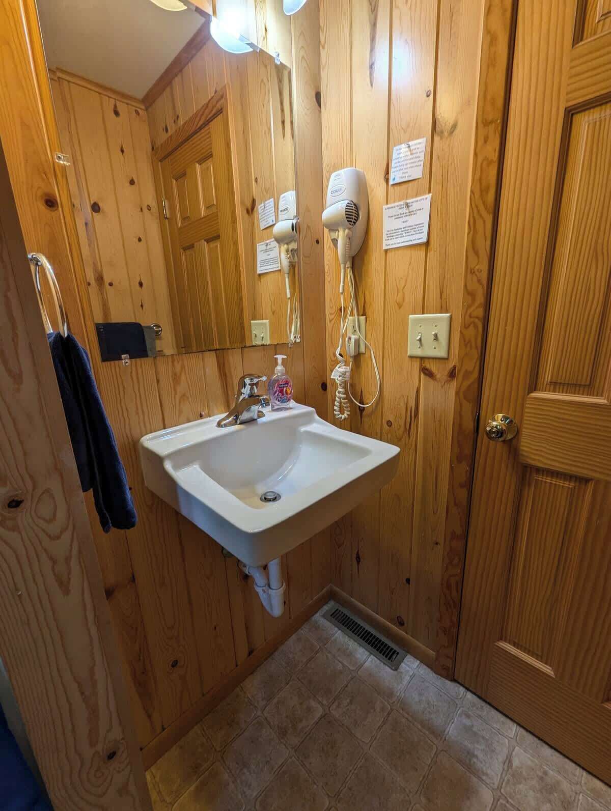 Sèche-cheveux, serviettes fournies