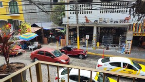 Μια φωτογραφία μιας οδού, στην οποία διακρίνονται ένα κίτρινο ταξί, ένα κόκκινο αυτοκίνητο και ένα λευκό αυτοκίνητο σταθμευμένο στην άκρη του δρόμου.