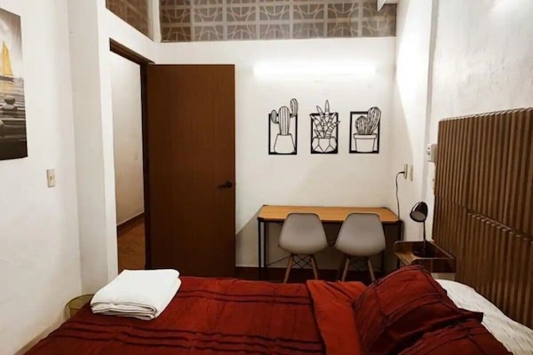 Ropa de cama de alta calidad, cubrecamas, minibar y escritorio