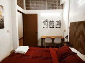Quarto conforto, 1 cama King, terraço | Roupas de cama premium, edredons de pluma, frigobar, escrivaninha