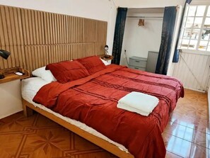 Phòng tiện nghi đơn giản, 1 giường cỡ king, hiên | Bộ đồ giường cao cấp, chăn bông, minibar, bàn 