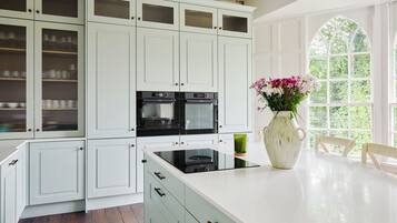 Geladeira, micro-ondas, fogão, cooktop