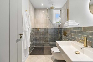 Shower, hair dryer, towels, soap - Historic Belmont House built in 1820 in beautiful West Cork. (Cork)