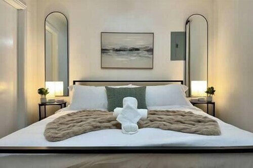 TCU Charmer-King Bed! Walk to TCU/Mins to Hotspots