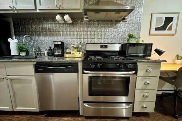 Réfrigérateur, four à micro-ondes, un four, surface de cuisson