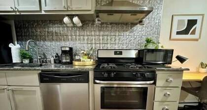 TCU Charmer-King Bed! Walk to TCU/Mins to Hotspots