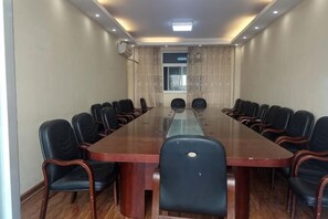 A conference room with a long table, black chairs, and a wooden floor. - Fanke Hotel (Jinan Railway Station South Square Branch ) (Jinan)