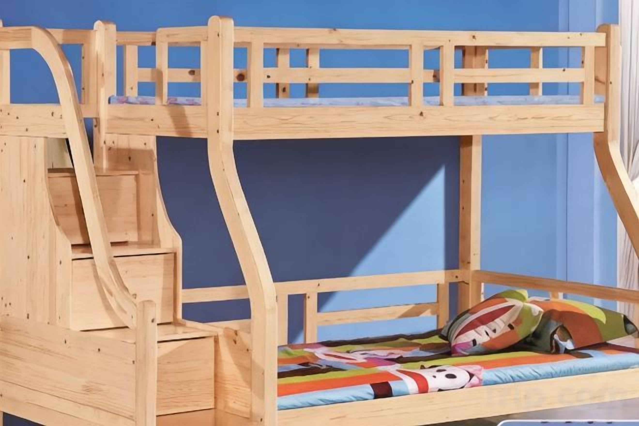 Un lit superposé avec une échelle en bois et un matelas coloré.
