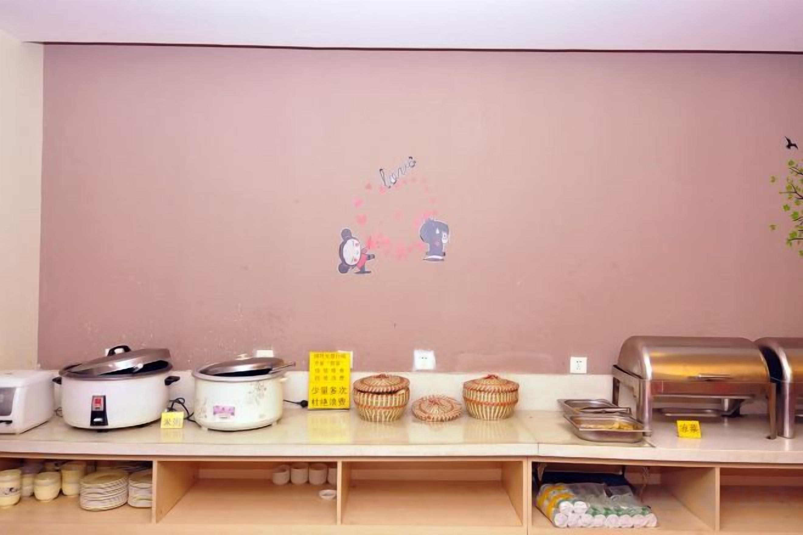 Un área de cocina con diversos electrodomésticos y espacio de almacenamiento.