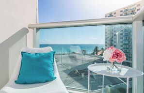 Property grounds - Modern 2BR Oceanfront Condo at Hollywood Beach (Hollywood)