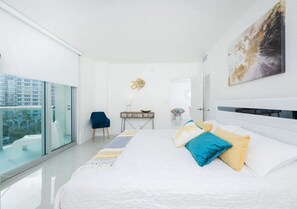 2 bedrooms, iron/ironing board, WiFi, bed sheets - Modern 2BR Oceanfront Condo at Hollywood Beach (Hollywood)