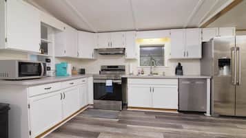 Frigorífico, microondas, horno y placa de cocina