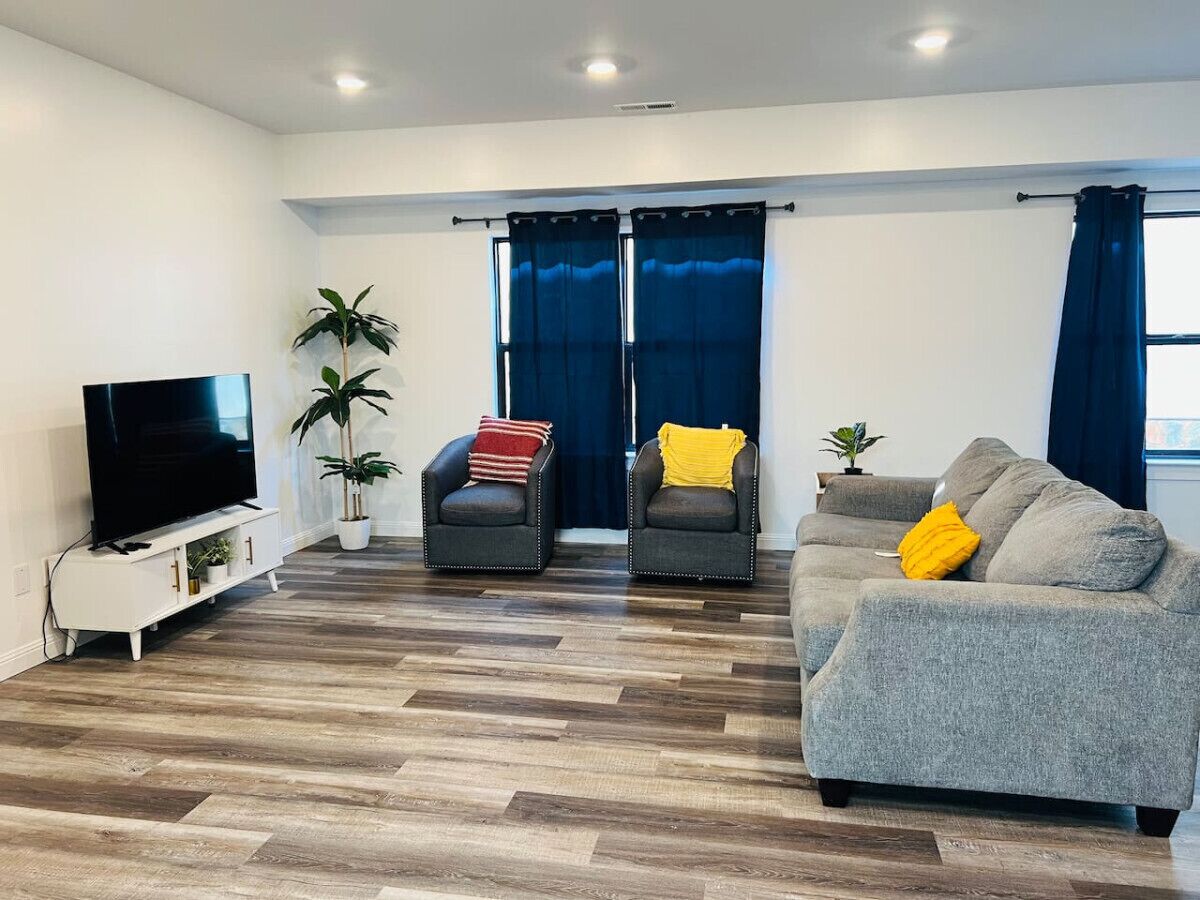 4-bedroom house close to CLT ballpark- 1 King/3 Q