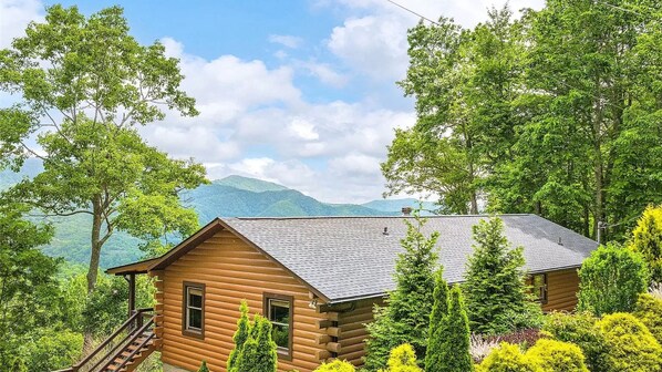 Exterior - Hot tub, theater room w/100" tv, views, firepit, 3 king beds, porch perfection! (Maggie Valley)