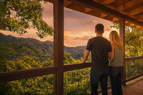 Hot tub, theater room w/100" tv, views, firepit, 3 king beds, porch perfection!