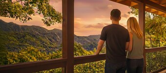 Hot tub, theater room w/100" tv, views, firepit, 3 king beds, porch perfection!