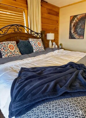 4 bedrooms, iron/ironing board, WiFi, bed sheets - Hot tub, theater room w/100" tv, views, firepit, 3 king beds, porch perfection! (Maggie Valley)