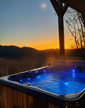 Outdoor spa tub - Hot tub, theater room w/100" tv, views, firepit, 3 king beds, porch perfection! (Maggie Valley)