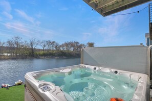 Leilighet, flere senger (Turtle River Retreat) | Utendørs boblebad