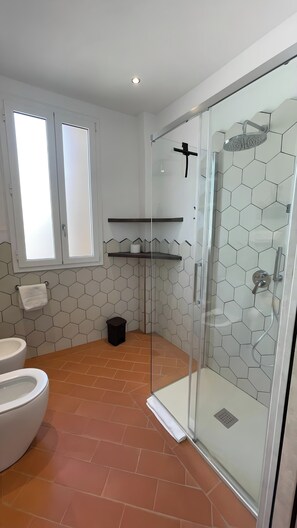 Douche, sèche-cheveux, bidet, serviettes fournies